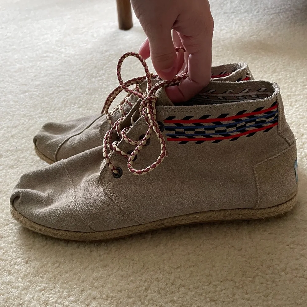 Toms Women’s High Top Embroidery Detail Suede Espadrilles. Size 9.